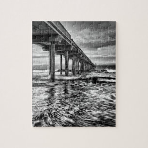 Pier in Schwarzweiß bei Sonnenaufgang, Kalifornien