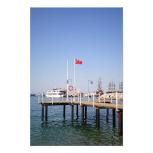 Pier mit Blick auf das Meer mit Yacht in der Türke Fotodruck