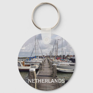Pier mit Booten und Yachten in Marken Niederlande Schlüsselanhänger