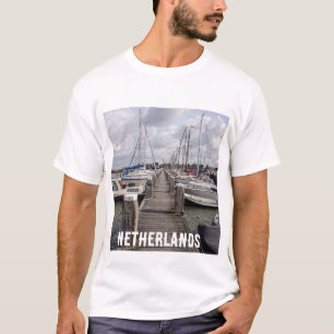 Pier mit Booten und Yachten in Marken Niederlande T-Shirt