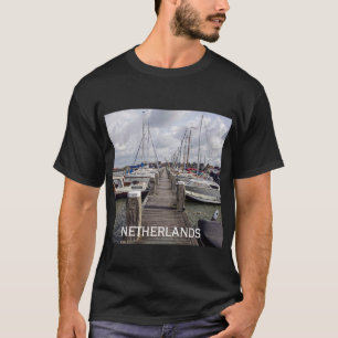 Pier mit Booten und Yachten in Marken Niederlande T-Shirt