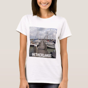 Pier mit Booten und Yachten in Marken Niederlande  T-Shirt