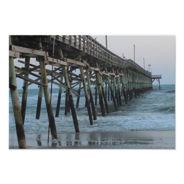 Pier und Waves - Eicheninsel, North Carolina Fotodruck (Vorne)