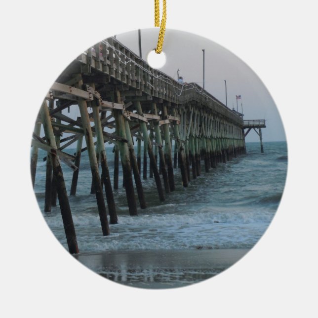 Pier und Waves - Eicheninsel, North Carolina Keramik Ornament (Vorne)
