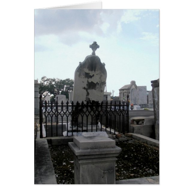 Pierre tombale tombée (Devant)