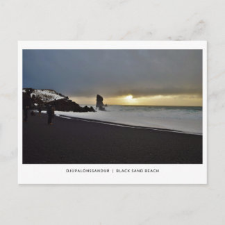 Pierres de plage de sable noir en mer, carte posta