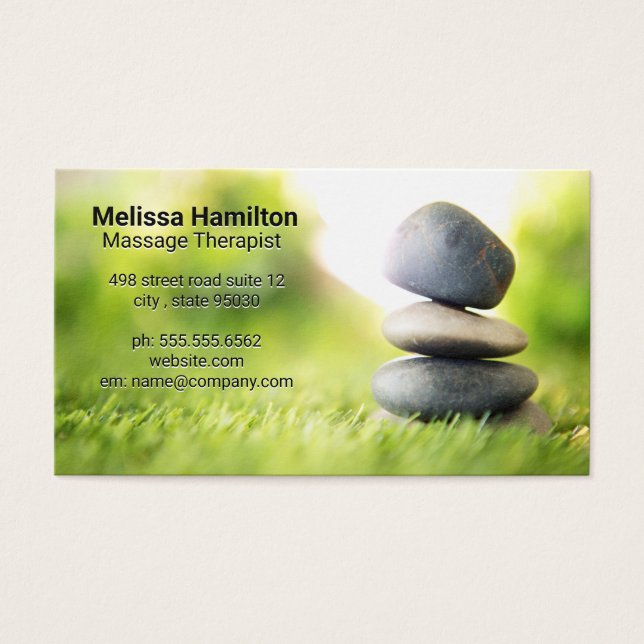 Pierres empilées en herbe (Devant)