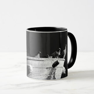 Pigeons dans une fontaine de café Mug