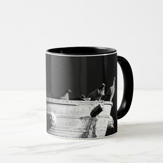 Pigeons dans une fontaine de café Mug (Devant droit)