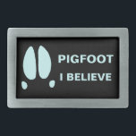 Pigfoot - Ich glaube Rechteckige Gürtelschnalle<br><div class="desc">Vielleicht ist es nur ein Tippfehler,  oder ein Mutant Sasquatch,  oder vielleicht sind einige Teile der Welt von einer anderen Klasse kryptischer Tiere bewohnt. Der Fußabdruck eines einfachen Wildschweins zusammen mit dem Textlesen "PIGFOOT". Anpassbare Textauswertung,  "I GLAUBE" erscheint ebenfalls. Wer weiß,  was da draußen im Wald herumläuft?</div>