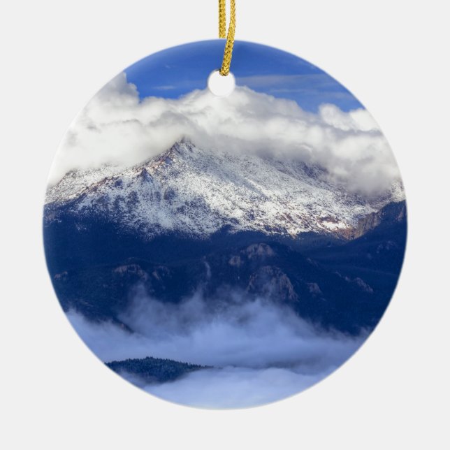 Pikes Peak mit frischem Schneefall und Wolken Keramikornament (Vorne)