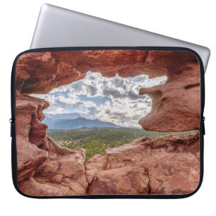 Pikes spitzen sich durch eine Felsenhöhle Laptopschutzhülle