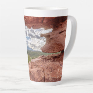 Pikes spitzen sich durch eine Felsenhöhle Milchtasse