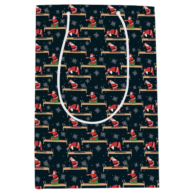 Pilates Reformer Santa Seamless Christmas Patterns Mittlere Geschenktüte (Vorderseite)