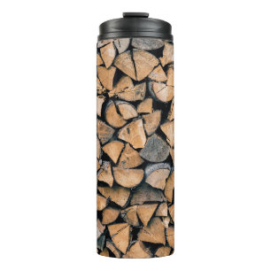 Pile aus braunem Brennholz Thermosbecher