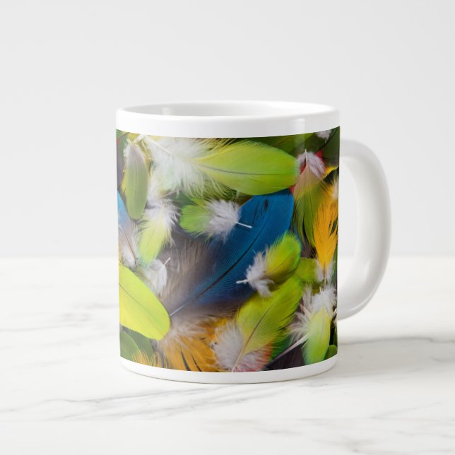 Pile von bunten Federn Jumbo-Tasse (Vorderseite Rechts)
