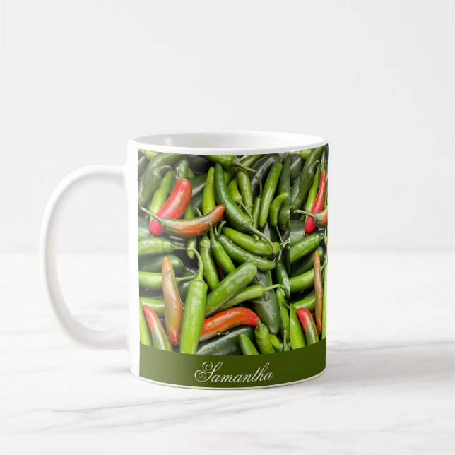 Pile von grünen scharfen Paprikaschoten Kaffeetasse (Links)