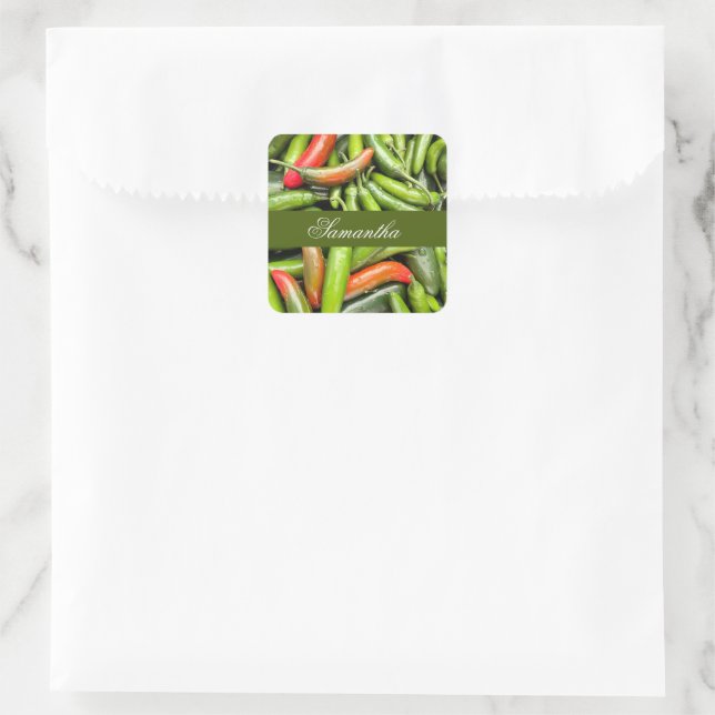 Pile von grünen scharfen Paprikaschoten Quadratischer Aufkleber (Tasche)