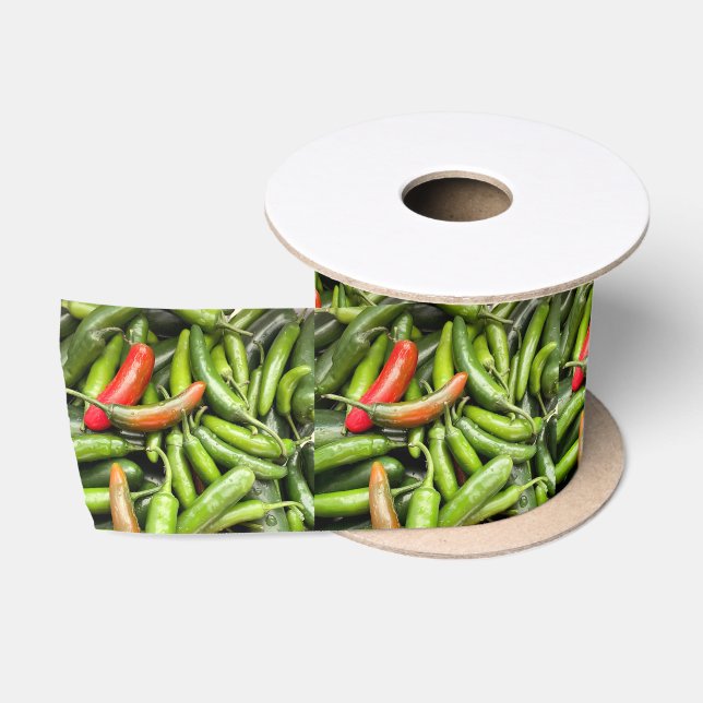 Pile von grünen scharfen Paprikaschoten Satinband (Spule)