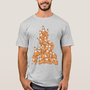Pile von orangefarbenen Straßenkegel T-Shirt