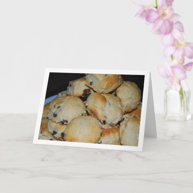 Pile von Raisin Scones auf Plate Karte (Orchidee)