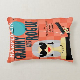PILLOW Granny Goes Rogue Harper Lin Buchcover Dekokissen