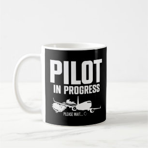 Pilot im Gange Bitte warten Flugzeug-Cockpi laden Kaffeetasse