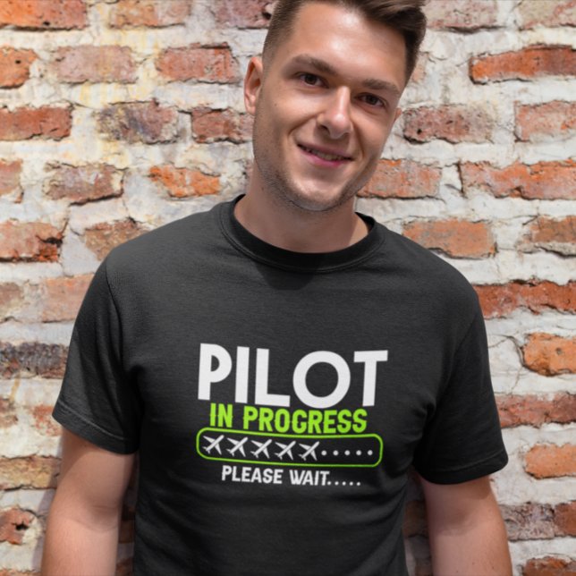 Pilot in der Flugschule für laufende Beladung T-Shirt (Pilot in Progress Loading Flight School T-Shirt)