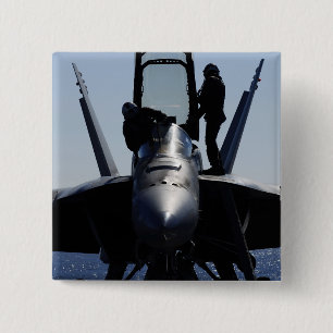 Piloten führen eine Vorflugkontrolle durch Button