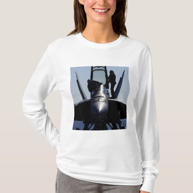 Piloten führen eine Vorflugkontrolle durch T-Shirt (Vorderseite)