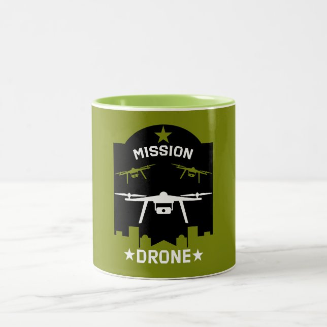 Pilotprogramm für Hobby Drone Zweifarbige Tasse (Mittel)