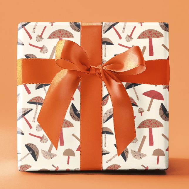 Pilze aus dem Mittelalter, Retro-Inspiriert Geschenkpapier (This mushroom gift wrap features hand-illustrated fungi in earthy shades of brown and orange.)