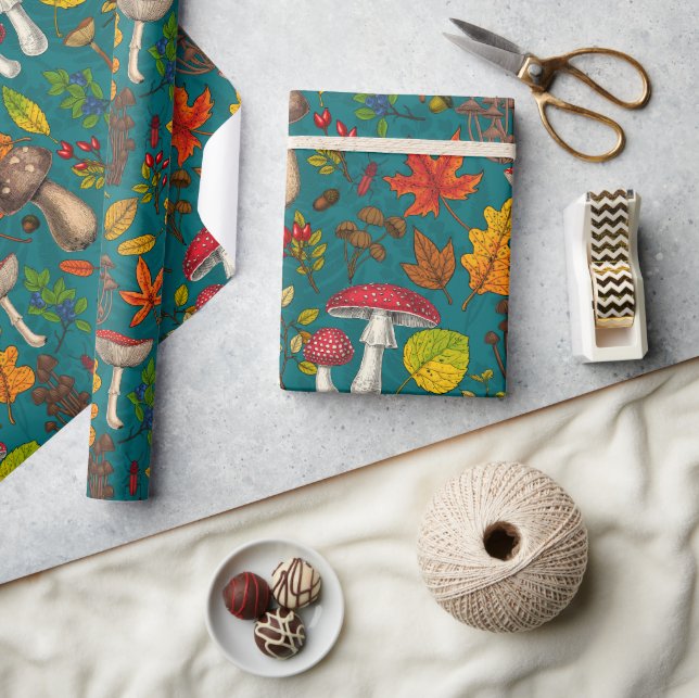 Pilze, Blätter, Nüsse und Beeren im Herbst auf bla Geschenkpapier (Basteln)