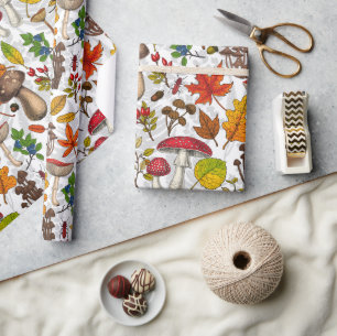Pilze, Blätter, Nüsse und Beeren im Herbst auf Wei Geschenkpapier