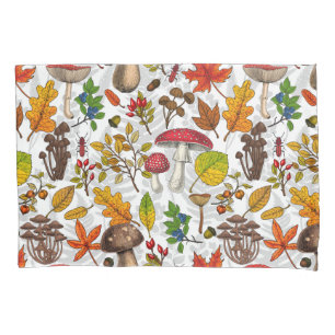 Pilze, Blätter, Nüsse und Beeren im Herbst auf Wei Kissenbezug