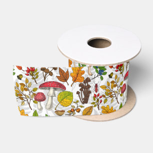 Pilze, Blätter, Nüsse und Beeren im Herbst auf Wei Satinband