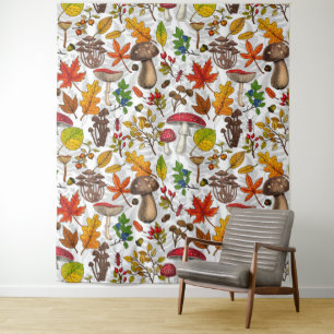 Pilze, Blätter, Nüsse und Beeren im Herbst auf Wei Wandteppich