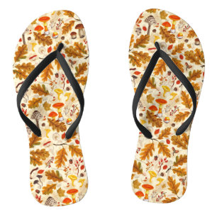 Pilze und Herbstflora auf Sahne Flip Flops