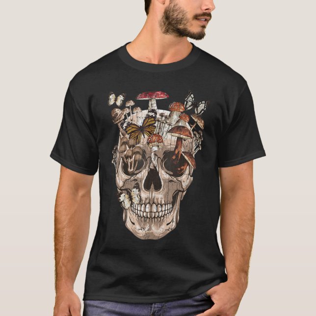 Pilzsammler mit Creepy Skull T-Shirt (Vorderseite)