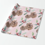 Pine Cones Christmas Geschenkpapier<br><div class="desc">Elegante rustikale Kiefergesteine und heilige Beeren Weihnachten auf rosa Hintergrund. Ein heimeliger Erdstil für den Urlaub.</div>