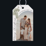 Pine Frory Christmas Minimalistisch Family 2024 Fo Geschenkanhänger<br><div class="desc">Feiern Sie die Saison mit moderner Einfachheit mit unserer Pine Merry Christmas Minimalistisch Family 2024 Foto Holiday Card. Diese elegante Karte zeichnet sich durch ein minimalistisches Kiefernbaum-Design und Ihr beliebtes Foto aus und bietet eine saubere und raffinierte Art, Ihnen warme Urlaubswünsche zu vermitteln. Diese Karte verbindet Tradition mit zeitgenössischem Charme...</div>