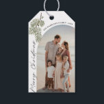 Pine Frory Christmas Minimalistisch Family 2024 Fo Geschenkanhänger<br><div class="desc">Feiern Sie die Saison mit moderner Einfachheit mit unserer Pine Merry Christmas Minimalistisch Family 2024 Foto Holiday Card. Diese elegante Karte zeichnet sich durch ein minimalistisches Kiefernbaum-Design und Ihr beliebtes Foto aus und bietet eine saubere und raffinierte Art, Ihnen warme Urlaubswünsche zu vermitteln. Diese Karte verbindet Tradition mit zeitgenössischem Charme...</div>