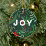 Pine Green Christmas Botanical Joy Ornament<br><div class="desc">Dieses festliche Weihnachtsschmuck zeigt das Wort Freude über handgezeichnete Urlaubsatmosphäre auf dunkelgrünem Hintergrund. Es hat Platz für Ihren Namen und das Jahr,  sowie ein persönliches Foto,  das das ideale Geschenk macht.</div>