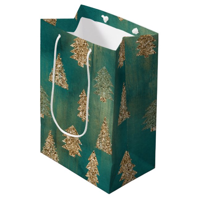Pine Green Gold Glitzer Glam Weihnachtsbaumen Mittlere Geschenktüte (Vorderseite Schrägansicht)
