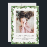 Pine Holiday und Chalkboard | Weihnachts-Foto Feiertagskarte<br><div class="desc">Diese hübsche Weihnachtskarte mit grünen Aquarellkiefern mit braunen Nadelkronen und einem trendigen schwarzen Chalkboard-Look auf der Rückseite. Fügen Sie Ihr persönliches Lieblings-Foto hinzu. Kunst über LABFreations.</div>