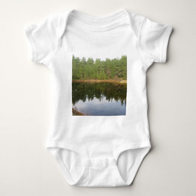 Pine Treflection Lake Baby Strampler (Vorderseite)