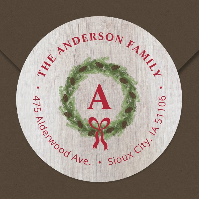 Pine Wreath Monogram Holiday Rücksendeadresse Runder Aufkleber (Von Creator hochgeladen)