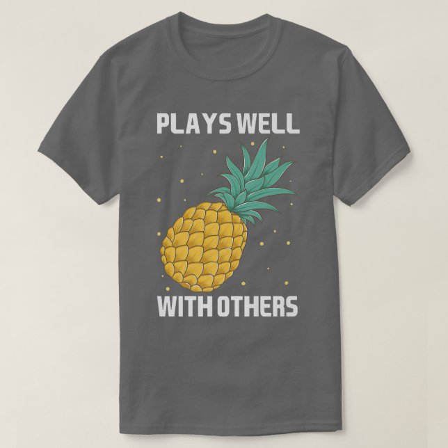 Pineapflanzenfrucht spielt mit anderen gut zusamme T-Shirt (Design vorne)