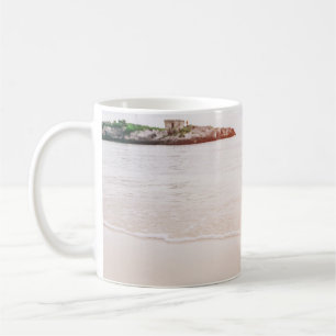 Pineapple on sand near beach kaffeetasse
