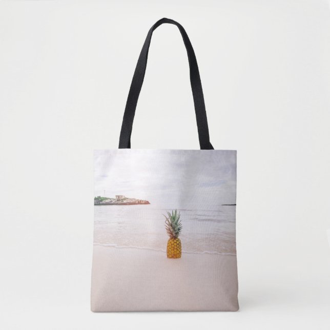 Pineapple on sand near beach tasche (Vorderseite)